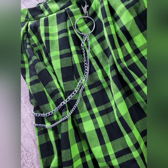 Hot Topic Plaid Green Skirt with Chain Size 3 - Picture 3 of 16